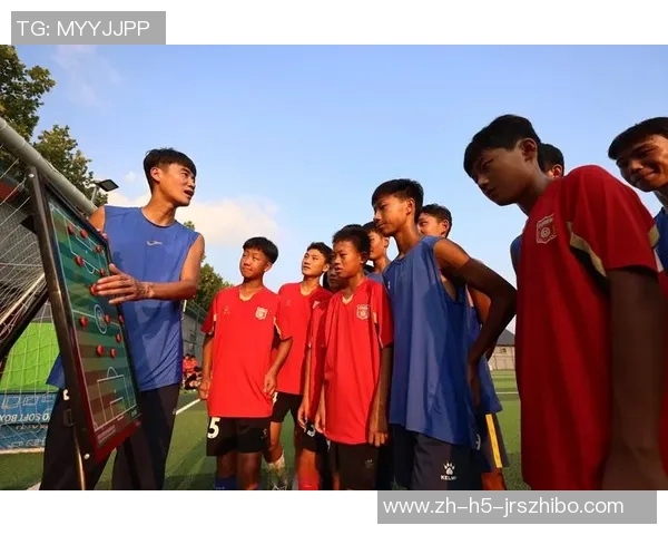 在足球训练场上锻炼技巧与团队合作提升球员综合素质的有效方法探讨 在足球训练场上锻炼技巧与团队合作提升球员综合素质的有效方法探讨